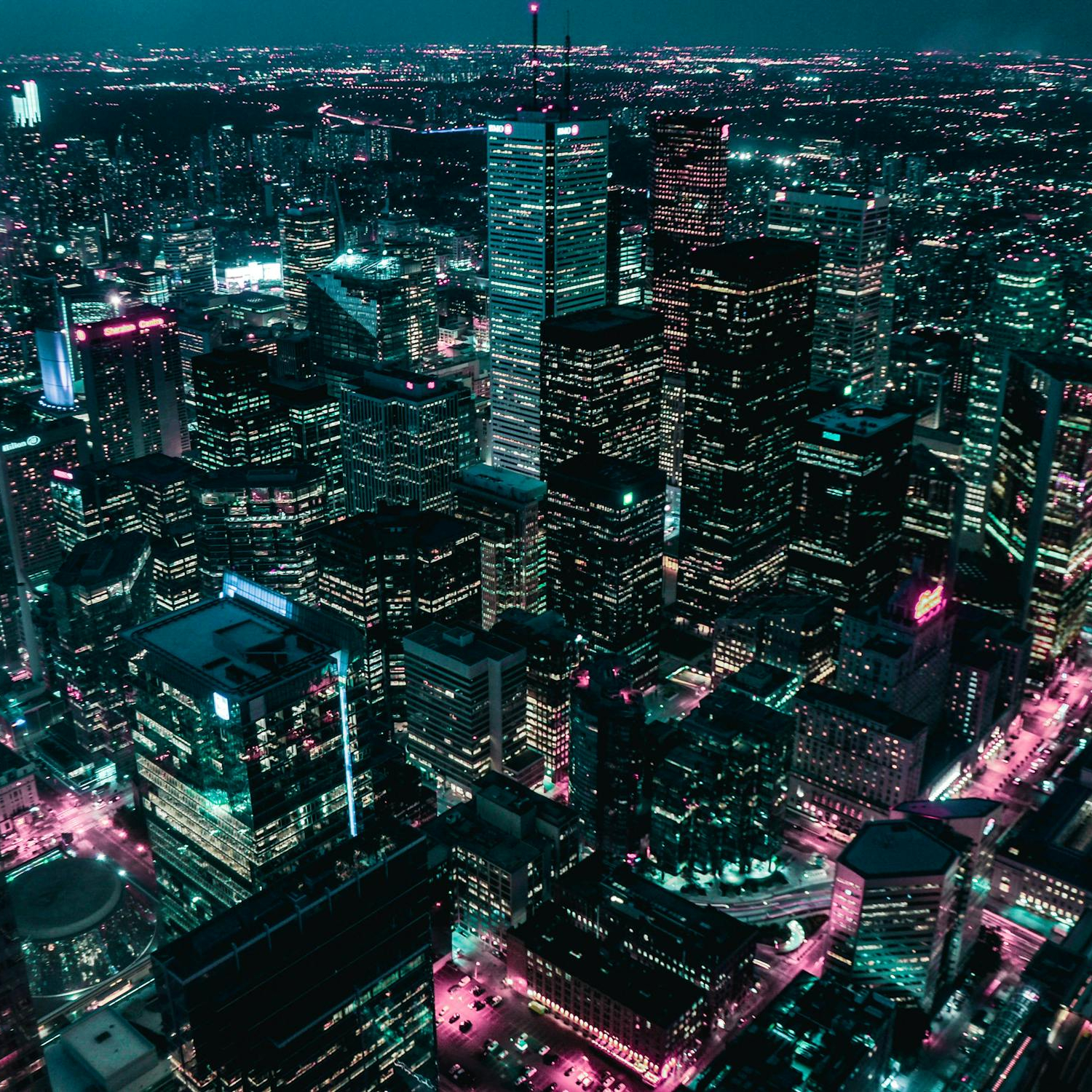 Dronefoto van gebouwen in de nacht